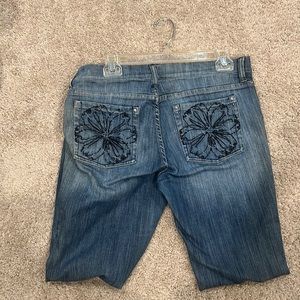 Straight leg, jeans with flowers and diamond studded pockets!